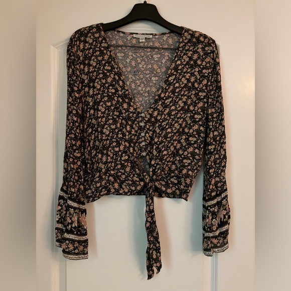 Black floral long sleeve cropped - Picture 1 of 4